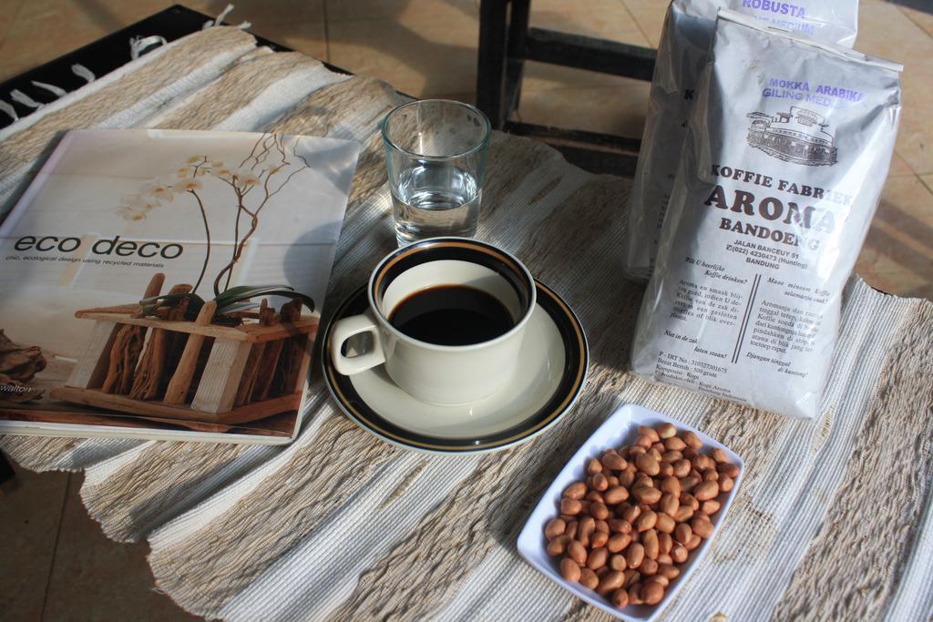 The Attic Bed & Breakfast Bandung Buitenkant foto