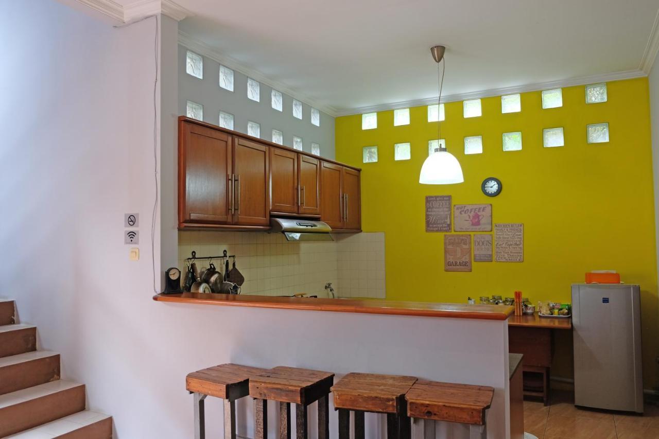 The Attic Bed & Breakfast Bandung Buitenkant foto
