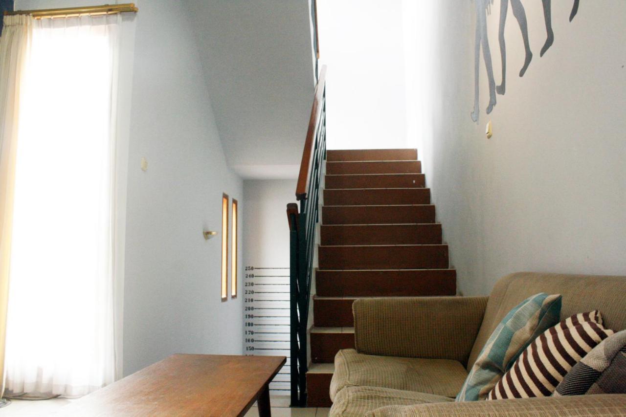 The Attic Bed & Breakfast Bandung Buitenkant foto